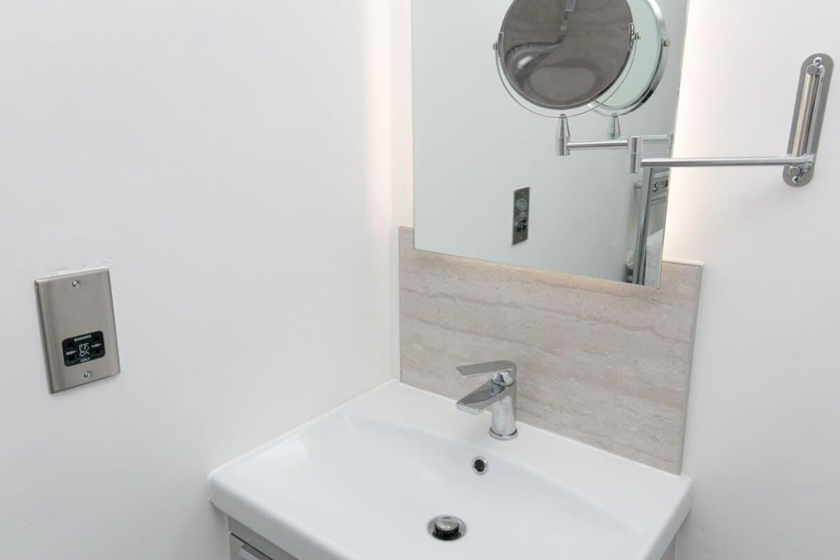 Stunning 2 Bedroom Apartment In Wallasey Εξωτερικό φωτογραφία